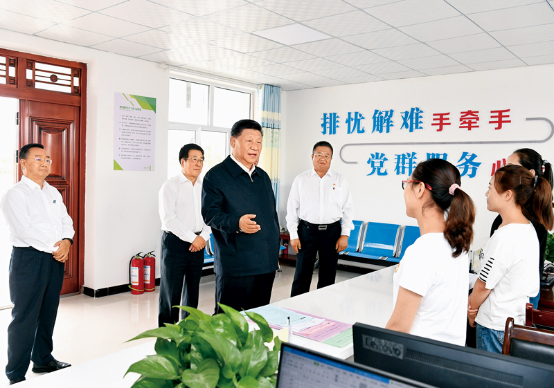 2019年8月19日至22日，中共中央总书记、国家主席、中央军委主席习近平在甘肃考察。这是21日上午，习近平在武威市古浪县黄花滩生态移民区富民新村党群服务中心考察。 新华社记者 谢环驰/摄